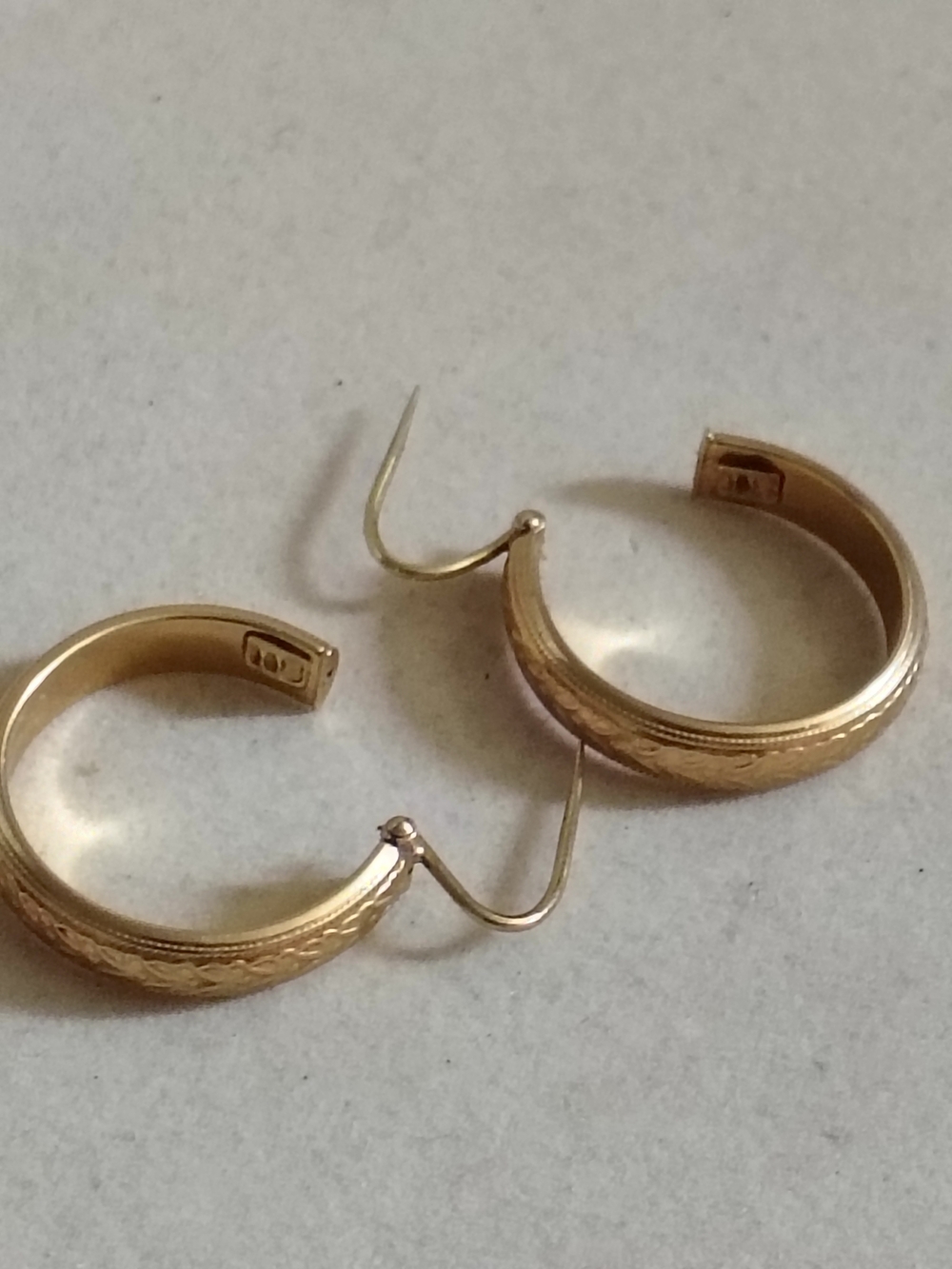 Vintage UnoAerre 18K Solid Gold Etched Hoop Earrings - Italian Hallmarked 750 1A